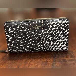 Kate Spade New York Black & White Printed Zip Wallet
